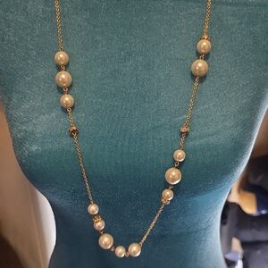 Gold and White Beaded Necklace with Elegant Design